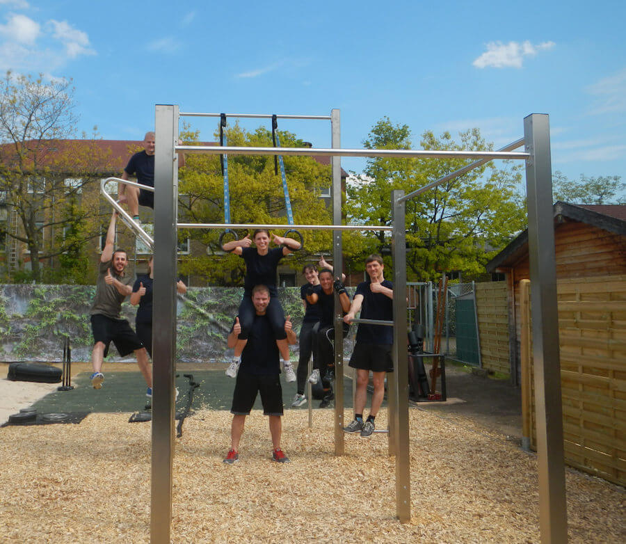 Calisthenics station for outdoor use in fitness studios