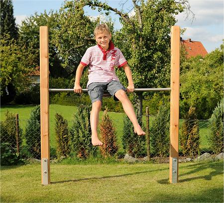 Horizontal bars for children made of larch wood by turnstangen.de