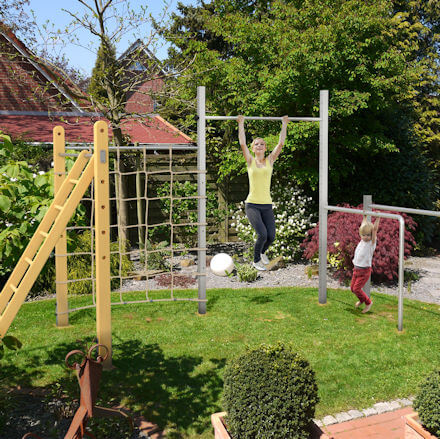 For the entire family: Dip bar station with a stainless steel pull-up bar and larch wood for the garden